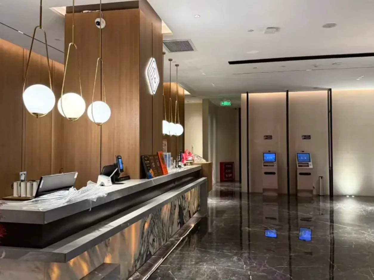 酒店大堂前台与两台立式自助入住机